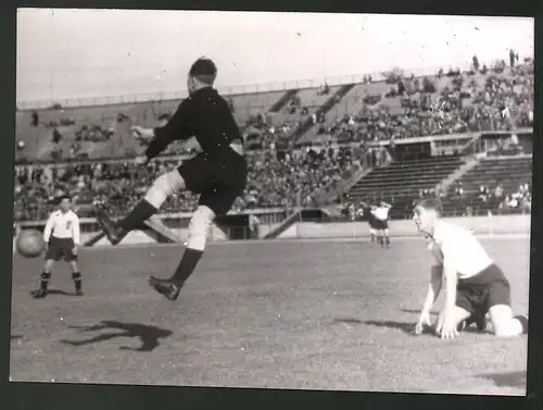 Fotografie Ansicht Wien, Fussballspiel Wien vs Krakau im Praterstadion