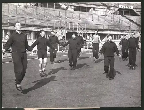 Fotografie Ansicht Wien, Fussballer beim Training im Praterstadion