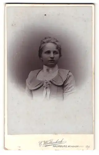 Fotografie E. Wolleschak, Naumburg, Portrait blonde junge Schönheit mit Schleife am Kleid