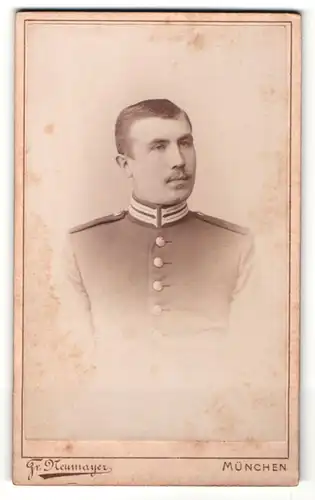 Fotografie Gr. Neumayer, München, Portrait junger Soldat modisch frisiert