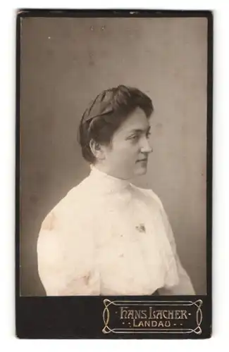 Fotografie Hans Lacher, Landau, Portrait Frau in weisser Bluse