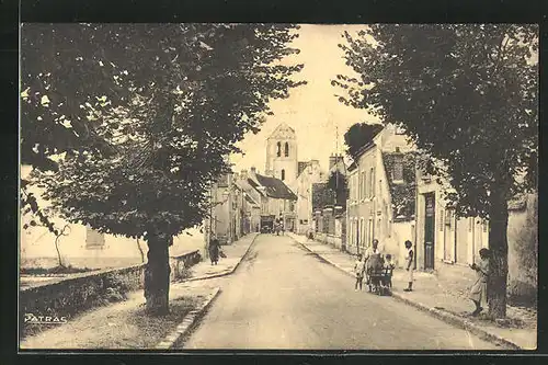 AK Beaumont-du-Gatinais, Rue du Pont, Strassenpartie mit Kirchblick