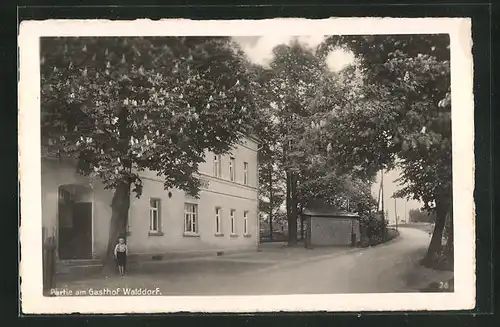 AK Langenbernsdorf, Strassenpartie am Gasthof Walddorf