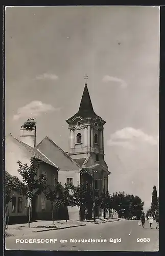 AK Podersdorf am Neusiedlersee, Strassenpartie mit Kirche und Storchennest