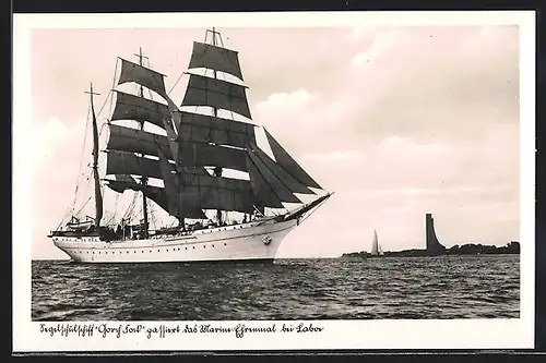 AK Laboe, Segelschulschiff Gorch Fock passiert das Marine-Ehrenmal