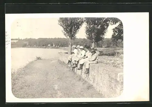 Foto-AK Vaux-le-Pénil, Ortspartie mit Ausflüglern