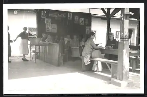 Foto-AK Reklame-Emailleschilder in einem Gasthaus, Obi, Schwechater Bier