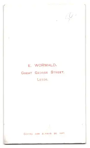 Fotografie E. Wormald, Leeds, Great George Street, alter Dame im dunklen Samtkleid mit Kopfschmuck