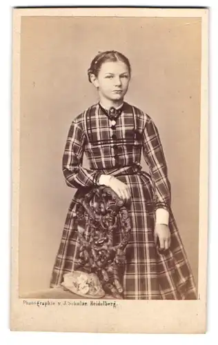 Fotografie J. Schulze, Heidelberg, junges Mädchen im karierten Kleid mit Brosche