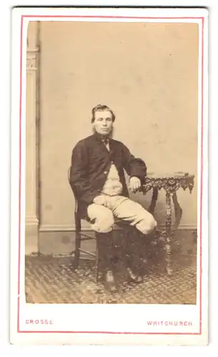 Fotografie J. R .Crosse, Whitchurch, Herr im hellen Anzug mit Jacket und Shin Strap Bart