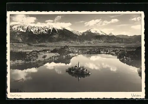 AK Veldes, Ortsansicht mit Insel und Bergpanorama aus der Vogelschau