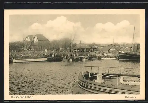 AK Laboe /Ostsee, Hafenpartie mit Ortsblick