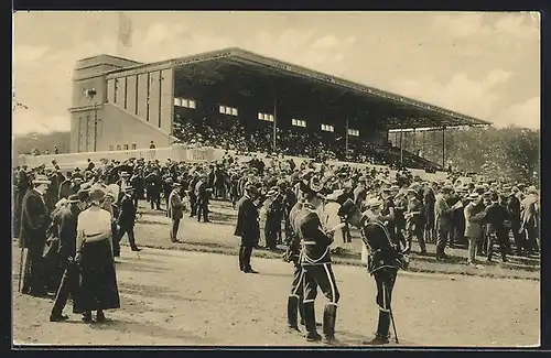 AK Krefeld, Rennbahn, Publikum und Tribüne, Soldaten