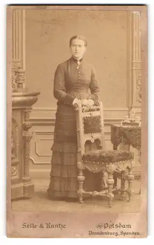 Fotografie Selle & Kuntze, Potsdam, Schwertfegerstr. 14, Hübsche junge Dame mit Kette trägt ein edles Kleid