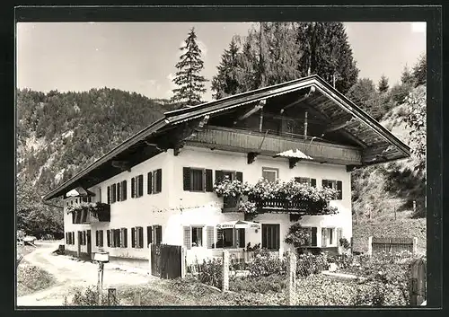 AK Kössen, Blick auf eine Pension im Wald