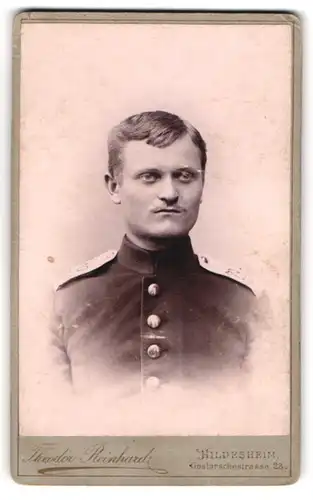 Fotografie Theordor Reinhard, Hildesheim, Portrait Soldat in interessanter Uniform