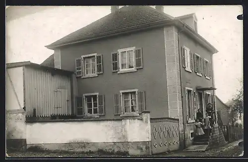 Foto-AK Munzingen, Haus Familie Scherer, Strassenansicht mit Familie vor der Tür