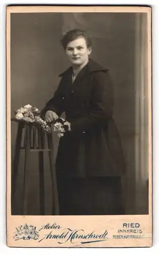 Fotografie Arnold Hirnschrodt, Ried /Innkr., neben Humerkeller, Lächelnde junge Dame in Kostümjacke und Rock