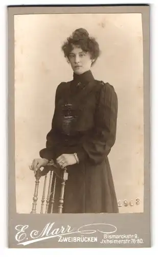 Fotografie E. Marr, Zweibrücken, Bismarckstrasse 9, Junge Dame mit Dutt und Locken im festlichen dunklen Kleid