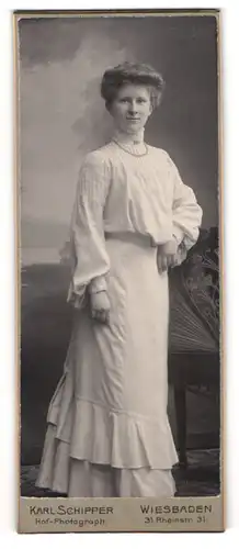 Fotografie Karl Schipper, Wiesbaden, Rheinstrasse 31, Junge Dame im eleganten weissen Kleid mit Glockenärmeln