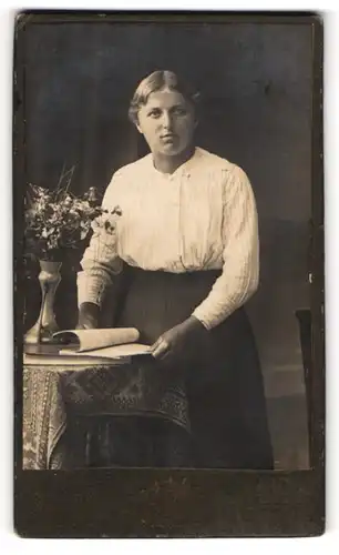 Fotografie Hans Strauss, Altötting, Schlotthammerstrasse 1, Junge Dame mit Mittelscheitel in Rock und kragenloser Bluse