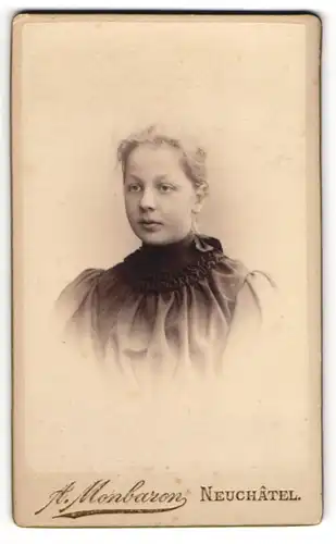 Fotografie A. Monbaron, Neuchâtel, Rue de L`Hôpital 17, Junge blonde Frau in schwarzem Kleid mit Rüschen