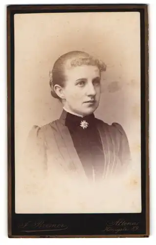 Fotografie J. Bremer, Altona, Frau in dekorativem Kleid mit Blumenbrosche