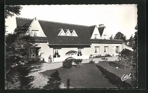 AK Poigny-la-Foret, Propriété à l'Orée du Bois