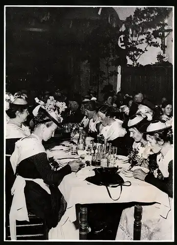 Fotografie Kester-Argusfot., Berlin, Bauernhochzeit im Leitzachtal, Hochzeitsgäste in Tracht beim Festmahl