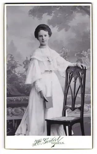 Fotografie J. O. Geilert, Döbeln, junge Dame im schicken weissen Kleid nebst Jugendstil Stuhl