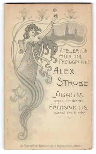 Fotografie Alex. Strube, Löbau i. S., Frau mit Lupe und Fotografie im Jugendstil