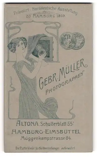 Fotografie Gebr. Müller, Altona, Frau im Jugendstil bedient eine alte Plattenkamera