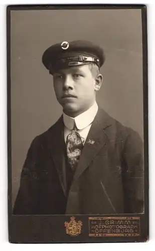 Fotografie J. Grimm, Offenburg, Student im Anzug mit Studenten-Zirkel am Revers