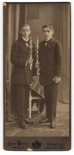 Fotografie Otto Witte, Berlin, zwei junge Knabe zur Kommunion mit Kerzne