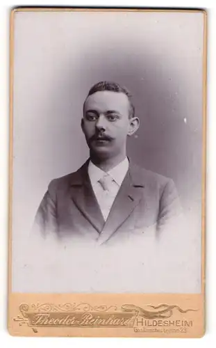 Fotografie Theodor Reinhard, Hildesheim, Goslarschestr. 23, Eleganter Herr mit Schnauzbart