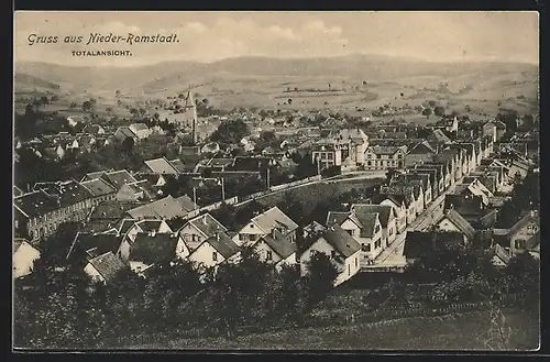 AK Nieder-Ramstadt, Totalansicht mit Bergpanorama aus der Vogelschau