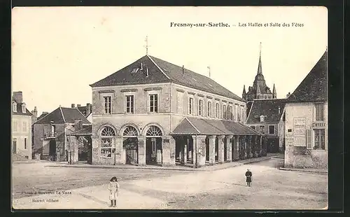 AK Fresnay-sur-Sarthe, Les Halles et Salle des Fetes