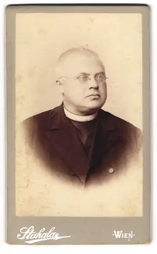 Fotografie Stahala, Wien, Langegasse 46, österreichischer Pfarrer im Anzug mit Collar