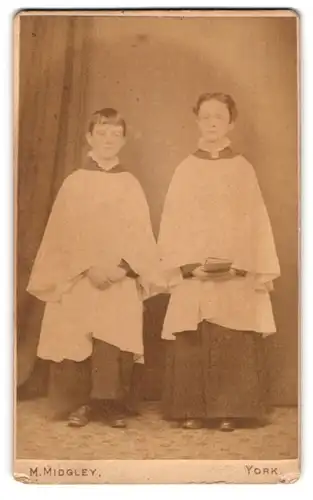 Fotografie M. Midgley, York, zwei junge englische Minestranten Knaben im Gewand