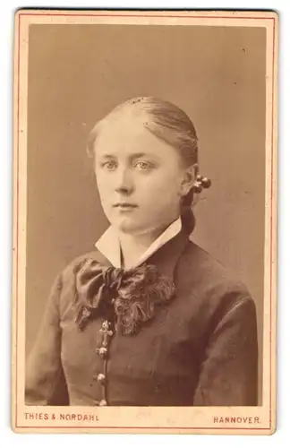 Fotografie Thies & Nordahl, Hannover, Humboldtstr. 1, Junge hübsche Dame mit Kreuzkette