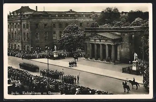 Foto-AK Berlin, Militärparade, Wachablösung am Ehrenmal