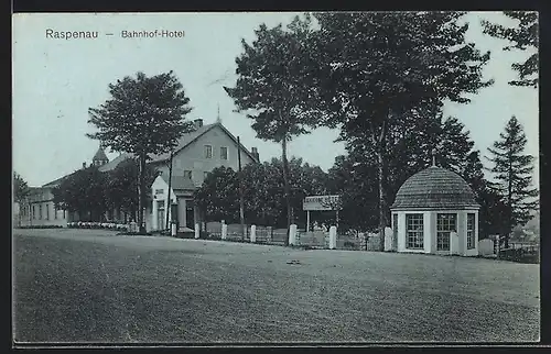 AK Raspenau, Strassenpartie am Bahnhof-Hotel