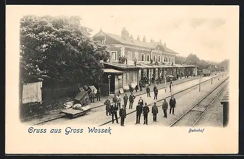 AK Gross Wossek, Bahnhof mit Gleisseite und Schaffnern