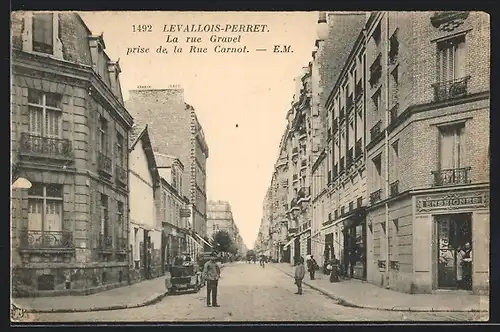 AK Levallois-Perret, La Rue Gravel prise de la Rue Carnot, personnes