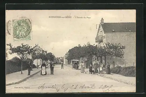 AK Bonnières-sur-Seine, L`Entrée du Pays, Blick in die Strasse