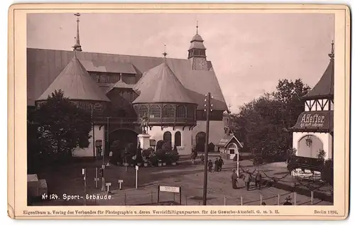 Fotografie Photographischer Verein, Berlin, Ansicht Berlin, Gewerbeausstellung 1896, das Sportgebäude mit Reiterdenkmal