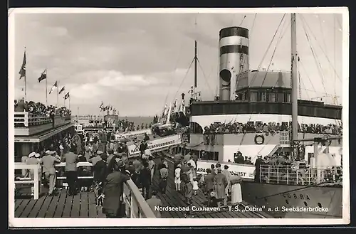 AK Cuxhaven, T. S. Cobra a. d. Seebäderbrücke