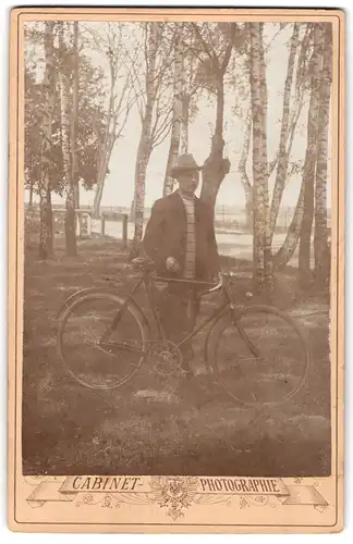 Fotografie unbekannter Fotograf und Ort, junger Mann mit seinem Fahrrad im Wald stehend