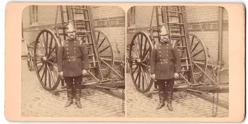 Stereo-Fotografie unbekannter Fotograf, Englischer Feuerwehrmann mit Raupenhelm vor Leiterwagen