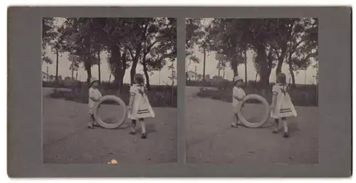 Stereo-Fotografie unbekannter Fotograf, Kinder spielen mit Autoreifen